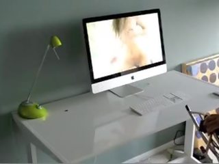 Panemine a paigaldatud msturbaator kuigi vaatamine porno.