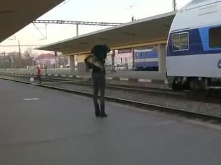 Super bruneta suge uriaș membru pe o tren în odihnă cameră