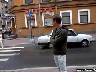 Suculent streetwalker jumps pe greu dong