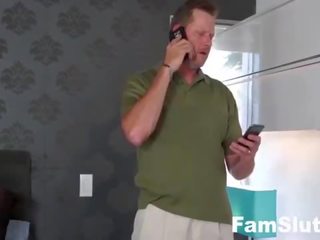 สวย วัยรุ่น fucks step-dad ไปยัง ได้รับ โทรศัพท์ กลับ | famslut.com