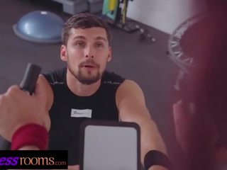 Fitness zimmer groß phallus persönlich trainer fickt sexy rotschopf auf exercise bike