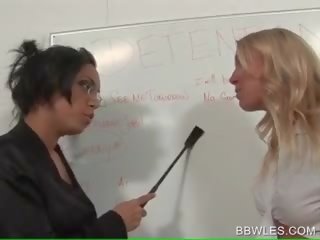 Kinky läraren röv slagträ blondin lesbisk
