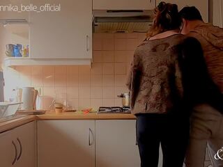Dapur memulakan daripada dengan love-making & menyumbatkan jari - berahi mengusik stepsister