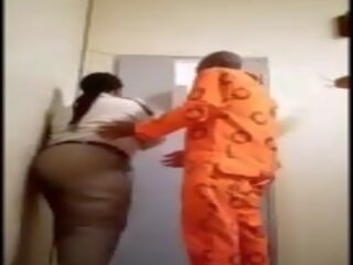 Sieviete cietums warden izpaužas fucked līdz inmate: bezmaksas pieaugušais filma b1