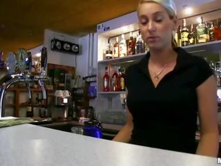 Barmaid lenka płatny na hardcore pieprzenie