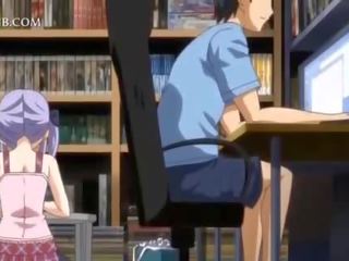 Malu anime patung dalam apron melompat craving aci dalam katil