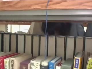 Muda babe meraba dalam perpustakaan