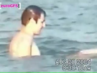 Gabriella fucks ένα bloke σε ο νερό