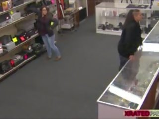 Un lesbianas pareja consigue pillada robando