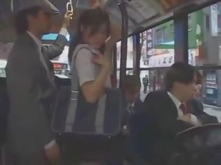 Azjatyckie nastolatka laska macane w autobus przez grupa