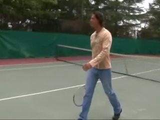 Sur la tennis tribunal avec deux hotties