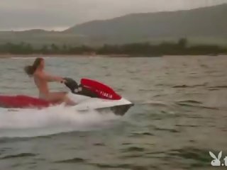 Badass 女の子 で トップレス learned jetski