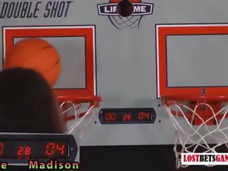 Twee sedusive meisjes spelen een spelletje van striptease basketbal shootout