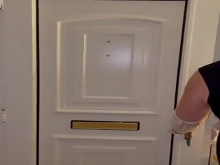 Sonia di yang depan pintu