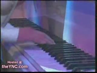 Piano lesbian feminine