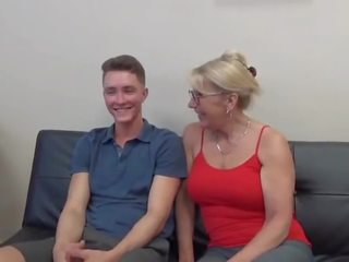 Divorced and lonely grown-up mom aku wis dhemen jancok seduces and fucks rumaja buddy