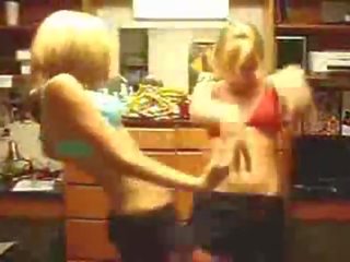 To tenåringer dansing i deres skjørt og bh
