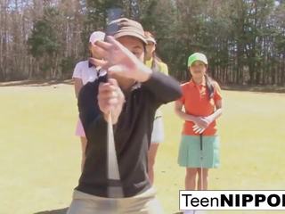 Delightful azjatyckie nastolatka dziewczyny grać za gra z rozbieranie golf: hd brudne klips 0e