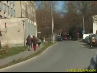 Божевільний хвойда urinates в публічний