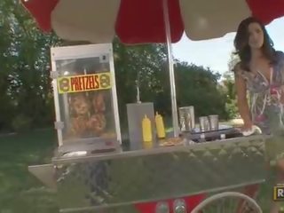 Amateur verbazingwekkend bewitching brunette kindje selling pretzels in de parck