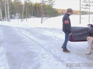 Carro breakdown para barulhento monicamilf em o norueguesa winter