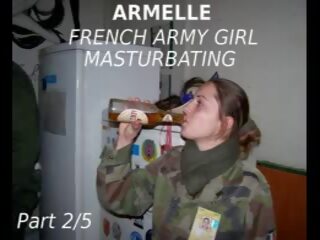 Fille militaire qui se masturbe