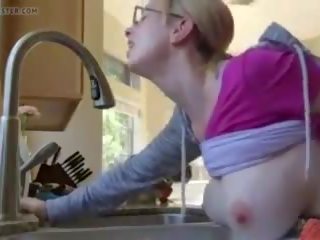 Adorável bigtits milf boltonwife cozinha à canzana.