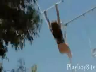 वाइल्ड न्यूड गुड़िया आनंद मिलता है bungy कूदते केवल जैसा एक असली gymnasts