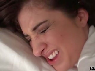 Bela babá experiencing dela primeiro doloroso anal estrondo