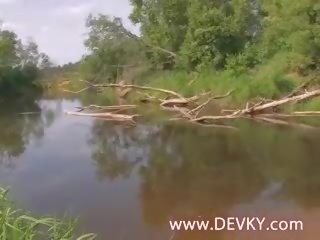 Pequeñita chavala chupando fishman al aire libre