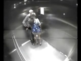 Vreemdeling eikels meisjes in elevator