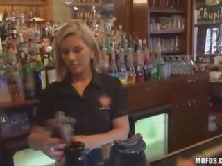 Bartender sucks peter už counter