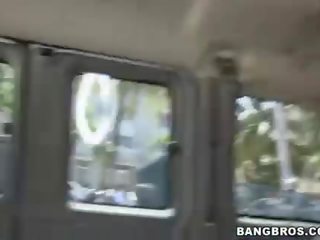 Provokatif si rambut coklat terbentur pada yang bangbus