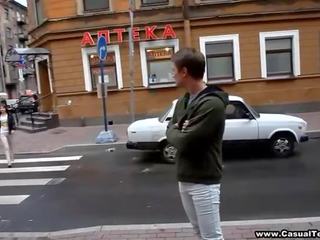 Сочни streetwalker скокове на трудно донг