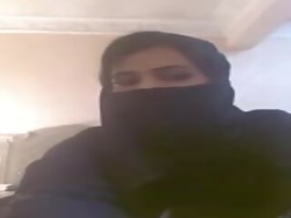 अरब महिलाओं में हिजाब दिखा उसकी titties, डर्टी क्लिप a6