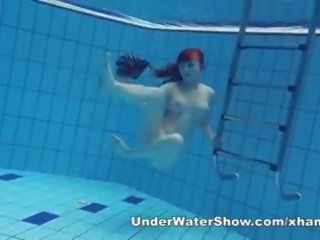 Redheaded med plávanie nahé v the bazén
