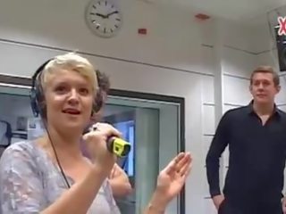 Mujer vestida hombre desnudo observando peter tricks en radio vídeo