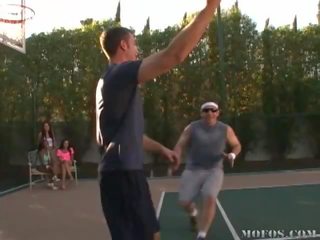 Interraciaal seks film in basketbal rechtbank tonen