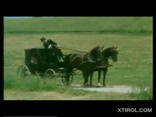 Klasike bjonde zonjë pidh thau në një carriage