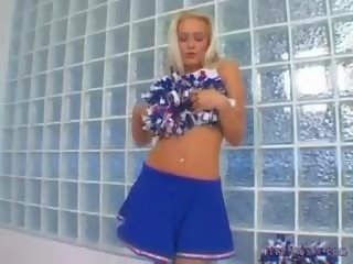 Blondinka in cheerleaders forma droçit etmek and ýumruklamak