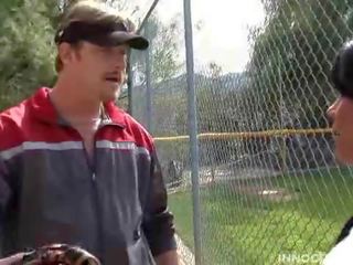 Vui thích cậu bé tóc nâu trẻ phái nữ được fucked lược qua cô ấy softball coach