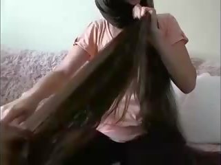 Привабливий довго волосатий брюнетка hairplay волосся brush вологий волосся