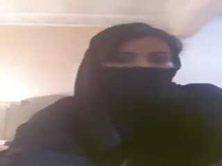 Árabe mujeres en hijab que muestra su tetas, sucio presilla a6