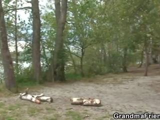 Unglaublich großmutter dreier mit buddies auf die strand erwachsene film zeigt an