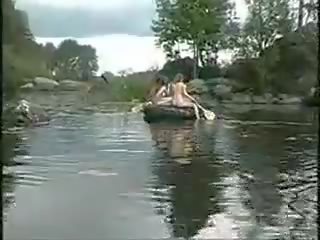 Trzy fantastyczny dziewczyny nagie dziewczyny w the dżungla na łódka na wał polowanie