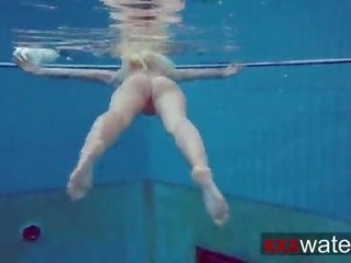 Milana leads een mov in de zwembad