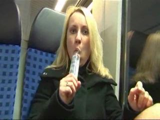 Duits hoer masturbeert en geneukt op een trein