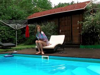 Ungarisch zierlich schlank süße hermione nackt im schwimmbad