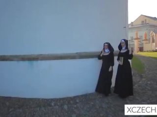 Gila bizzare dewasa klip dengan katolik biarawati dan itu besar sekali!