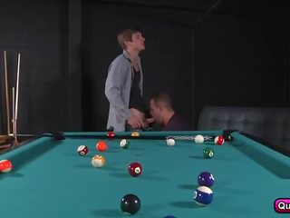 Joc piscina produces luke greu și excitat